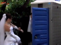 新婚の花嫁をウエディングドレスのまま簡易トイレに連れ込み中出しレイプじゃあー！